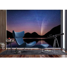 Een fotobehang van een sterrenhemel boven bergen en een meer in een kantoor.