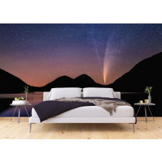 Een fotobehang van een sterrenhemel boven bergen en een meer in een slaapkamer.