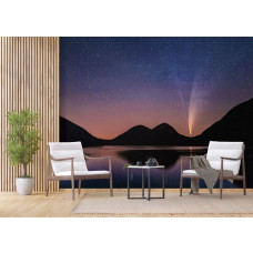 Een fotobehang van een sterrenhemel boven bergen en een meer in een huiskamer met vliesbehang.