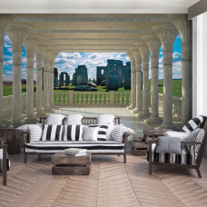 Een fotobehang met Stonehenge en een bewolkte lucht op een open vlakte.