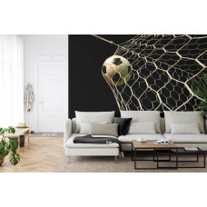 Een fotobehang met een speelse weergave van een voetbal strak in het net in een woonkamer.