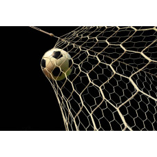 Fotobehang met een voetbal strak gespannen in het net, vastgelegd op het moment van scoren, speciaal voor jonge voetballiefhebbers.