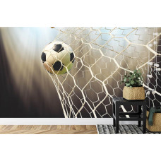 Een fotobehang met een strakke close-up van een voetbal in het net in een kinderkamer.
