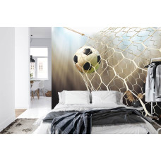 Een fotobehang met een strakke close-up van een voetbal in het net in een slaapkamer.