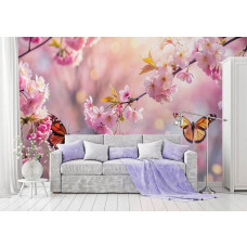 Een prachtig fotobehang met stralende roze kersenbloesems en sierlijk fladderende vlinders in de lente, tegen een zachte, rustige achtergrond op vliesbehang in een woonkamer.