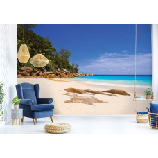 Een fotobehang van een strand en zee-uitzicht, ideaal voor een woonkamer.