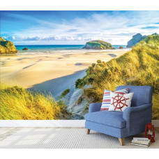 Een fotobehang van een strandlandschap met zee en duinen.