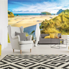 Een fotobehang met een zandstrand, zee en duinen in een natuurlijk landschap voor de huiskamer.