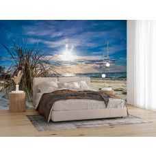 Fotobehang met strand, zee en helmgras in het zonlicht in de slaapkamer.