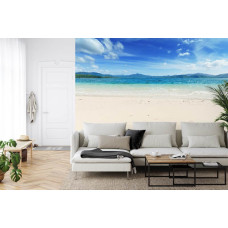 Een helder fotobehang met een blauw strand- en zee-uitzicht, perfect voor een woonkamer.