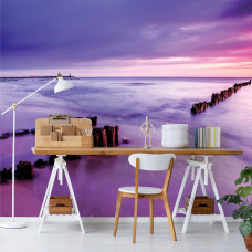 Een fotobehang met een strand en paarse zonsondergang in een kantoor met zicht op de zee.