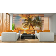 Een fotobehang van een strand met een palmboom en zonsondergang op een houten achtergrond.