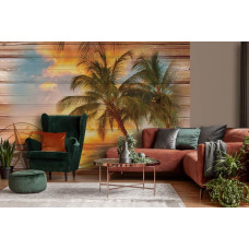 Een fotobehang met een tropische zonsondergang, zee en duinen met palmbomen in een woonkamer.