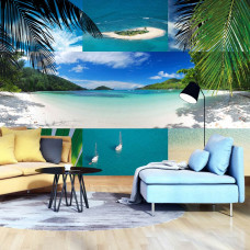 Een fotobehang van een strand met palmbomen en een helderblauwe zee, ideaal voor een serene woonkamer.