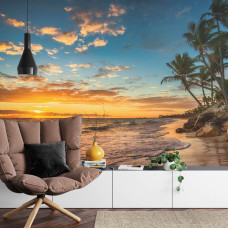 Een fotobehang met een idyllisch strandlandschap met palmbomen bij een kleurrijke zonsondergang, ideaal voor een huiskamer.