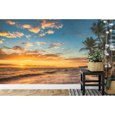 Een fotobehang met een exotisch strandbeeld omgeven door palmbomen, perfect voor een slaapkamer.