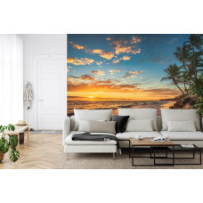 Een fotobehang met een serene tropische sfeer met een zonsondergang en zee, ideaal voor een woonkamer.