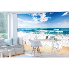 Een fotobehang van een zonnig strand en zee uitzicht.