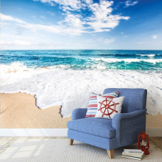 Een fotobehang met een strandscčne en zomerse vibes in een huiskamer.