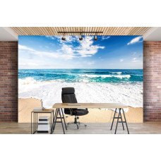 Een fotobehang met een strand- en zeezicht, perfect voor een zomerse sfeer in een kantoor.