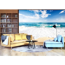 Een fotobehang met een zomers strandbeeld, geschikt voor de woonkamer.