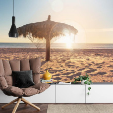 Een fotobehang met een exotisch stranddecor bij een ondergaande zon, ideaal voor een huiskamer.