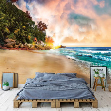 Een fotobehang van een strand bij zonsondergang, ideaal voor een slaapkamer.