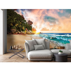 Een fotobehang met zeezicht en zonsondergang in een woonkamer setting.
