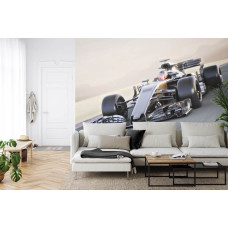Een fotobehang van een supersnelle Formule 1-auto in een stijlvolle huiskamer.