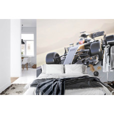 Een fotobehang van een supersnelle Formule 1-auto die snelheid uitstraalt in een slaapkamer.