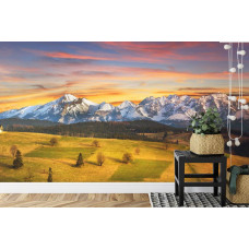 Een fotobehang met het Tatra-gebergte en warme kleuren van een zonsondergang in een keuken.