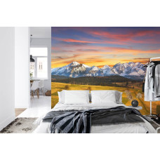 Een fotobehang met het Tatra-gebergte tijdens zonsondergang in een slaapkamer.