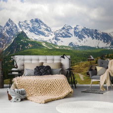 Een fotobehang van de Tatra Mountains met besneeuwde bergtoppen, passend voor de slaapkamer.