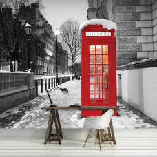 Een fotobehang met een rode telefooncel in een zwart-wit straatbeeld van Londen voor het kantoor.