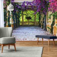 Een fotobehang met bloemen en een balkon in een artistieke stijl voor de woonkamer.