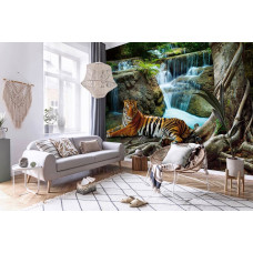 Een fotobehang van een tijger bij een waterval in een bos in vliesbehangstijl voor een woonkamer.