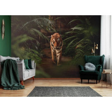 Een woonkamer met een fotobehang van een majestueuze tijger die door het regenwoud loopt, omringd door weelderige jungle en natuur.