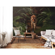 Fotobehang van een majestueuze tijger die door het regenwoud loopt, omringd door weelderige jungle en natuur, weergegeven in een landelijke woonkamer.
