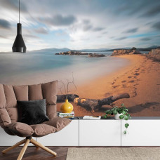 Een fotobehang met een adembenemende time-lapse weergave van een strand bij zee, perfect voor een huiskamer.