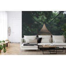 Een fotobehang met een touwbrug door een dichtbegroeid regenwoud in een huiskamer.