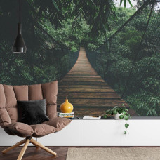 Een fotobehang met een touwbrug die door een weelderige jungle slingert, weergegeven in een woonkamer.