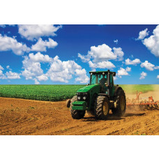 Fotobehang van een groene tractor in een landschap, boerderij thema.