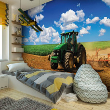 Een fotobehang met een groene tractor in het landschap voor de kinderkamer.
