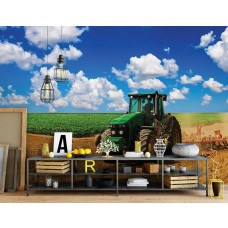 Een fotobehang met een groene tractor in het landschap voor de woonkamer.