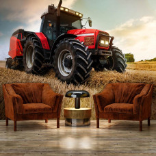 Een woonkamer met een fotobehang van een tractor op het land; een krachtige tractor maakt strobalen op een akker in een bedrijfsruimte.