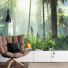 Een inspirerend fotobehang met een tropisch bos vol palmbomen, geschikt voor een huiskamer.