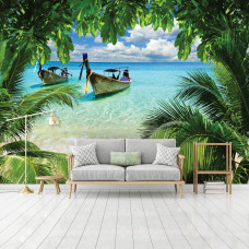 Een fotobehang met een tropisch eilandstrand met zee en boten omringd door palmbomen, zichtbaar in een huiskamer.