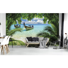 Een fotobehang met een tropisch eilandstrand met zee en boten omringd door palmbomen, zichtbaar in een woonkamer.