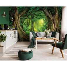 Een fotobehang van een magisch tropisch regenwoud te zien in de woonkamer.