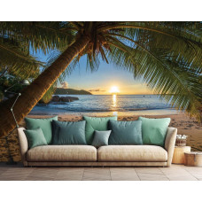 Tropisch fotobehang met een prachtige palmboom in een paradijselijk stranddecor, met een kleurrijke zonsondergang en rustgevende zee, geplaatst in de woonkamer.